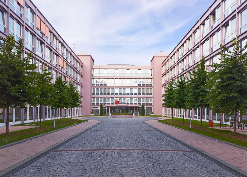 Azimut Hotel Munich City East Innenhof acom Hotel München