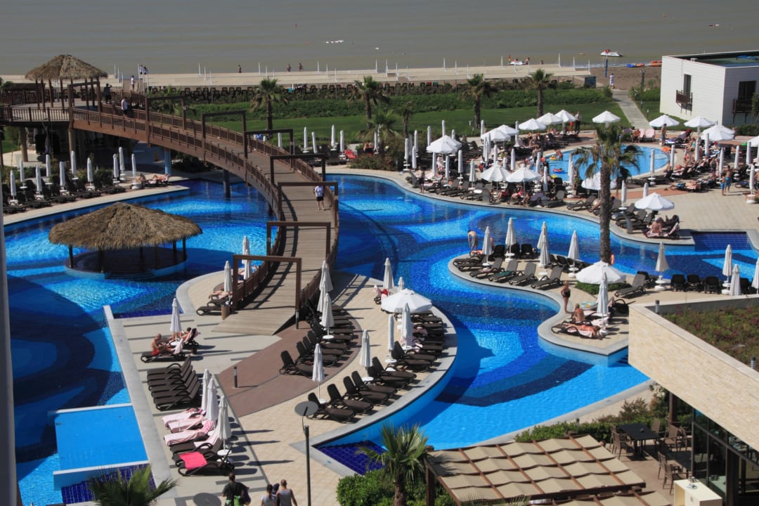 Aussicht auf Poolanlage und Strand vom 4. Stock Sherwood Dreams Resort