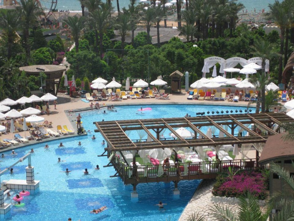 Liegefläche über dem Pool von oben Hotel Delphin Diva