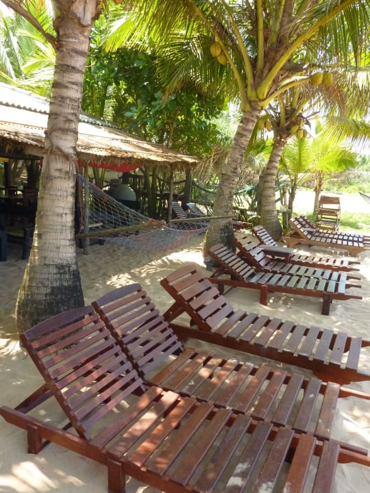 Strandliegen an der Beachbar Hotel Bentota Village