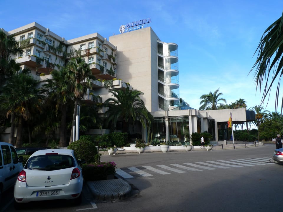 Blick vom Parkplatz auf den Hoteleingang allsun Hotel Bella Paguera