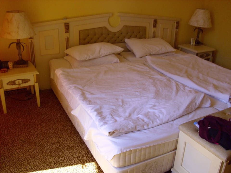 Bett Imperial Palace Hotel