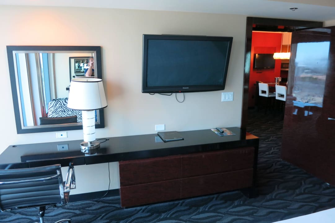 Schlafzimmer vom Bett mit Blick zur Küche Hotel Elara - a Hilton Grand Vacations Hotel Center Strip