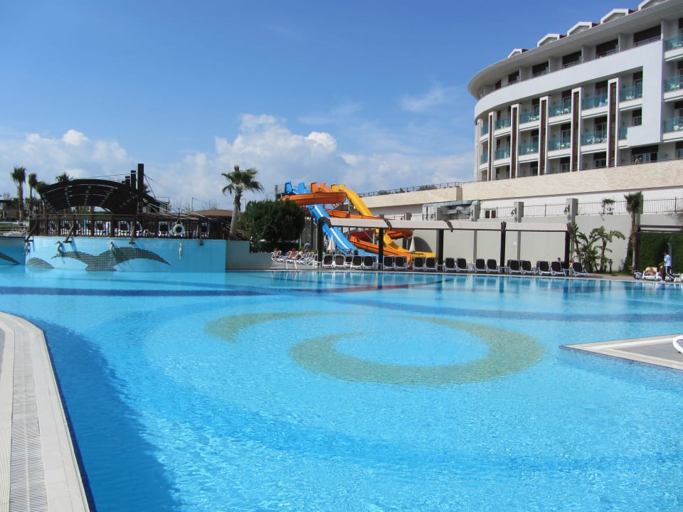 Hauptpool mit Blick auf die Wasserrutschen Aydinbey Kings Palace & Spa