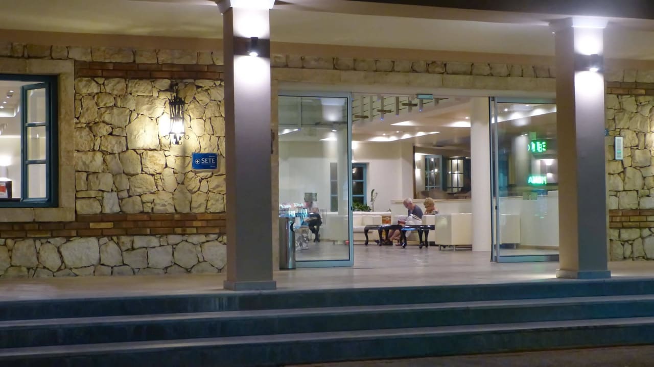 Hoteleingang (hier am Abend) Silva Beach Hotel