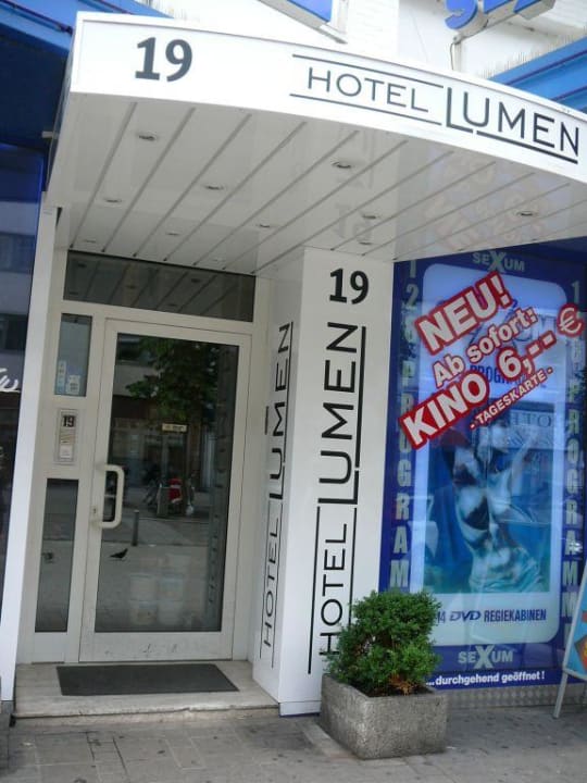 Hoteleingang Lumen Hotel Lumen am Hauptbahnhof