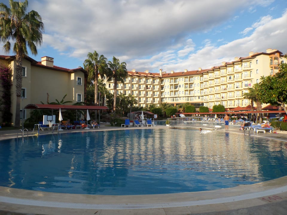 Blick über den Pool auf unser Hotel Miramare Queen Hotel