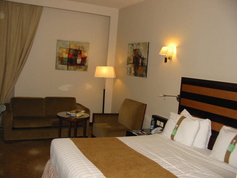 Ein großes Bett und Sitzgarnitur Holiday Inn Riyadh - Al Qasri