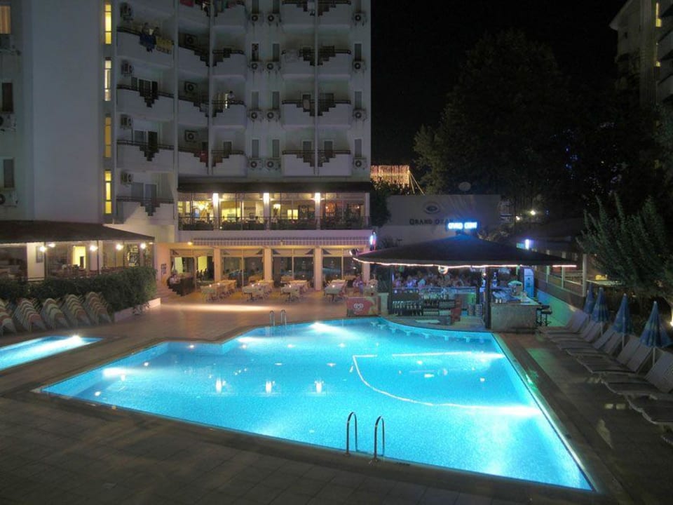 Pool und Bar Hotel Grand Okan