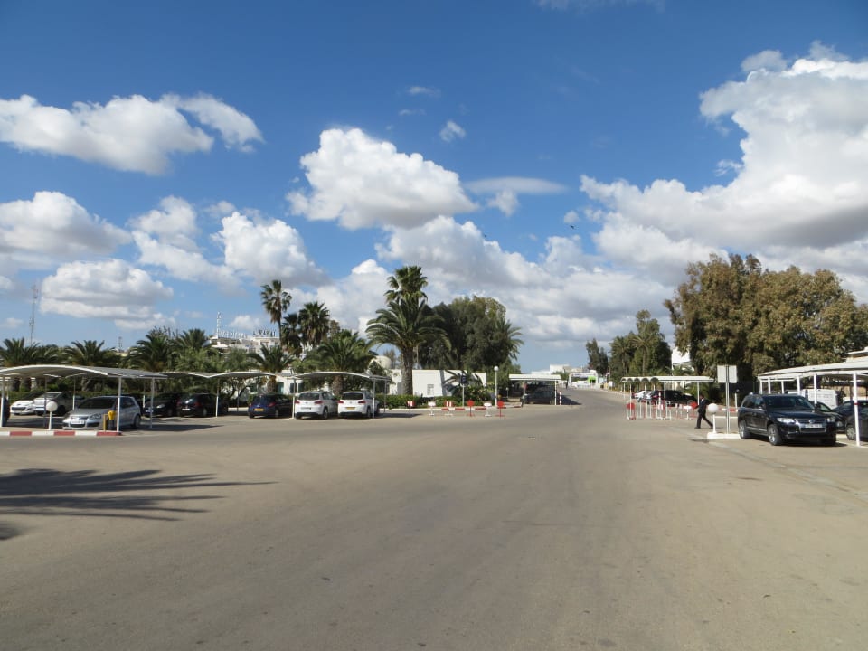 Der Weg vom Hotel zum Ausgang des Geländes El Mouradi Club Kantaoui