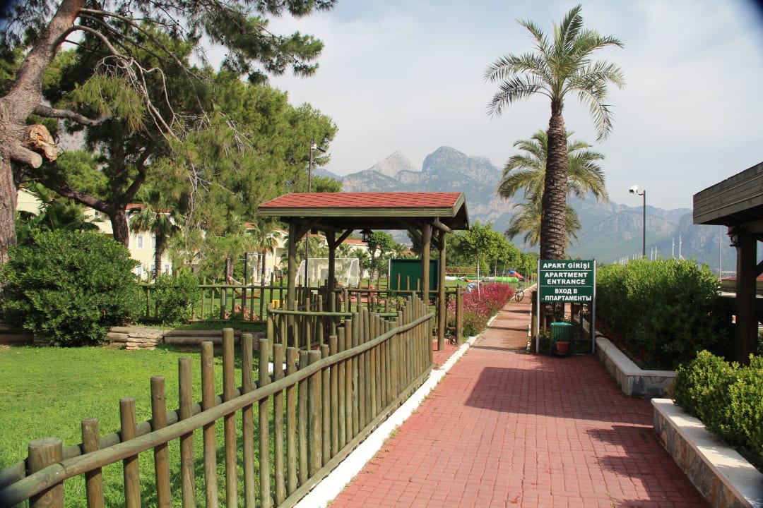Übergang zur Apartment-Anlage Crystal Flora Beach Resort