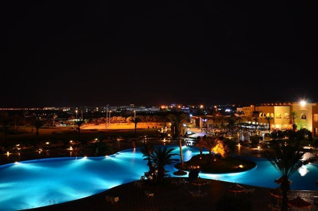 Widok nocą na budynek hotelowy i basen Nour Palace Resort & Thalasso