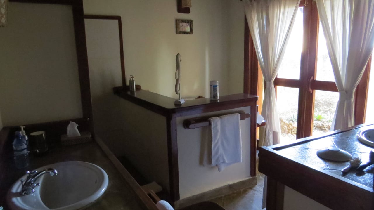 Hinter der niederen Barriere  das WC mit Ausblick  The Sands At Chale Island