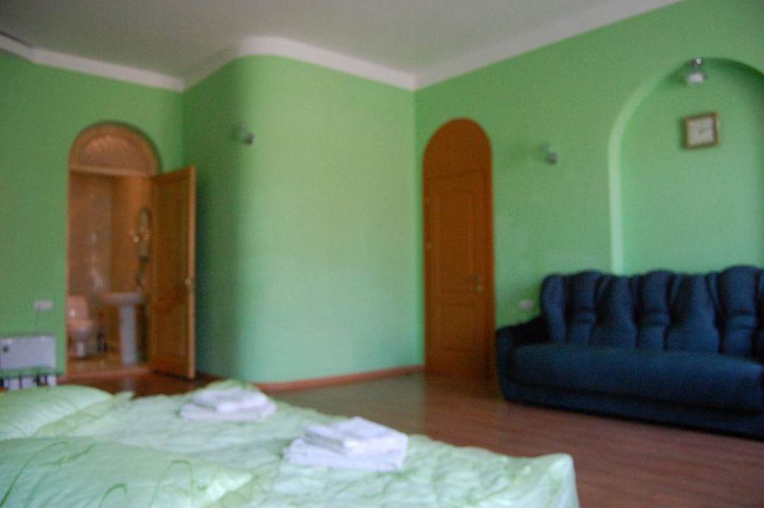 Zimmer Blick zum Bad (links) und zur Eingangstür Hotel Leadora