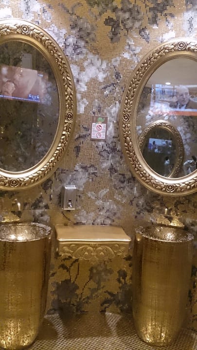 Öffentliche Toilette Azura Deluxe Resort & Spa Hotel