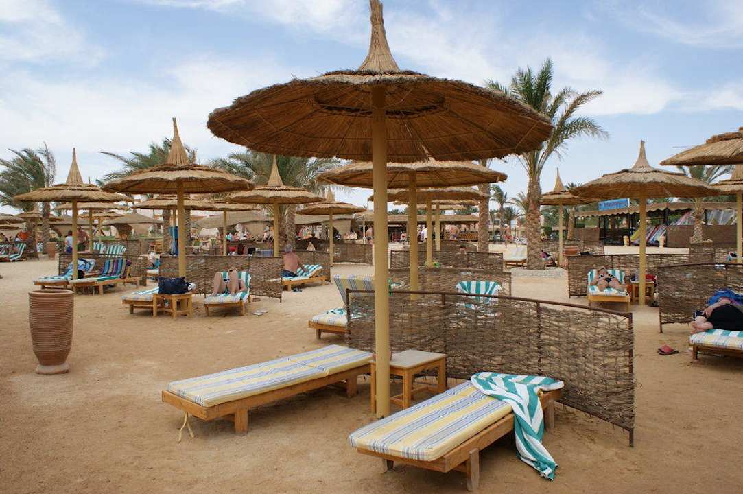 Liegen am Strand Pickalbatros Palace Resort