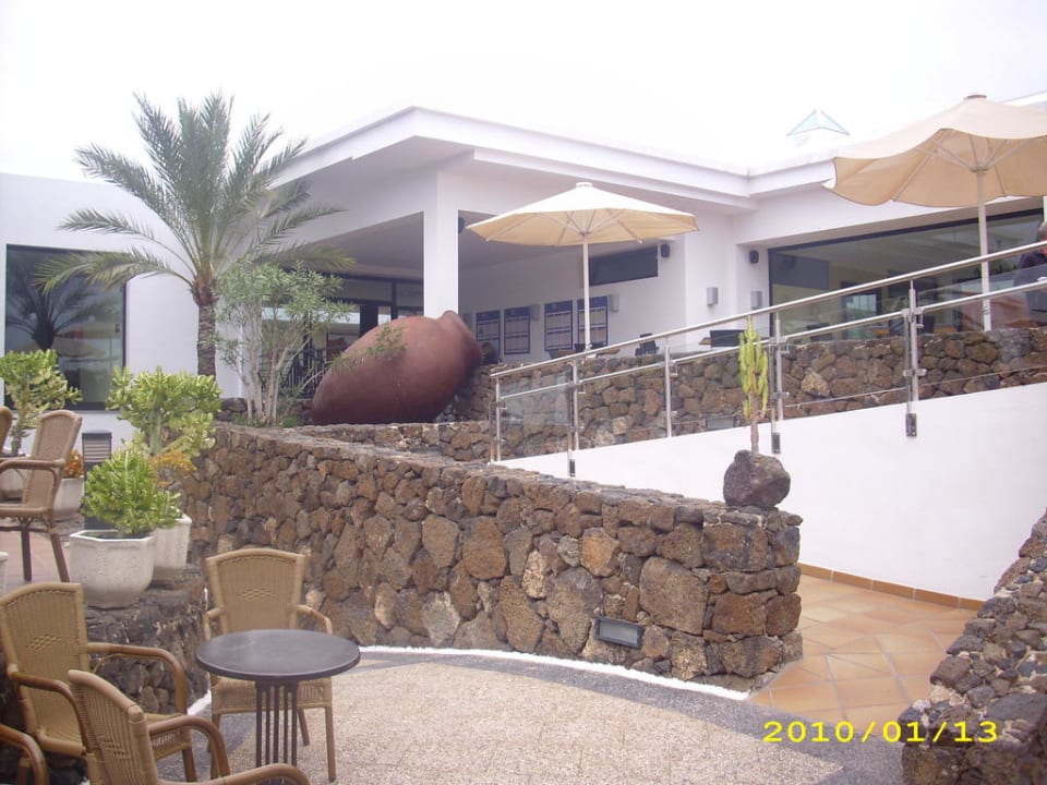 An der Poolbar mit Blick zum Haupthaus allsun App.-Hotel Albatros