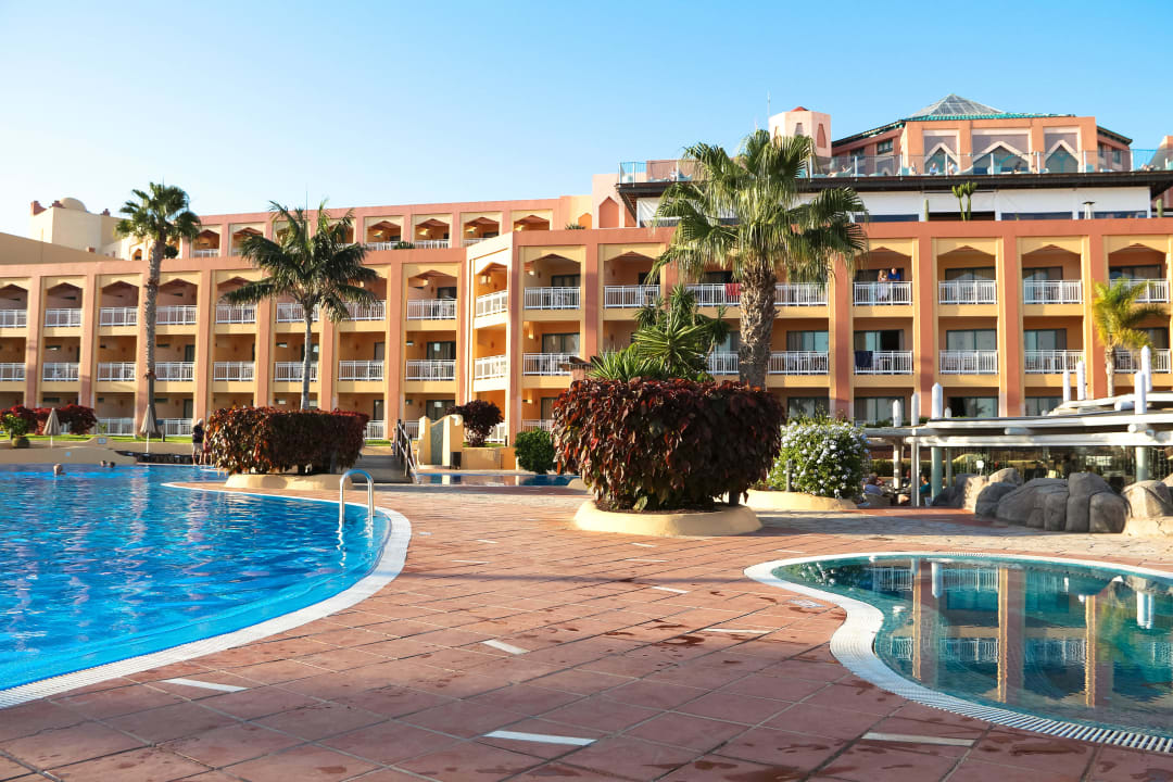Pool mit Blick aufs Hotel H10 Playa Esmeralda - Adults only
