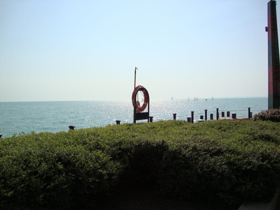 Blick vom Hotelgarten auf den See Hotel Golden Lake Resort