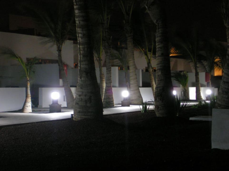 Weg zu den Zimmern bei Nacht Hotel Las Costas