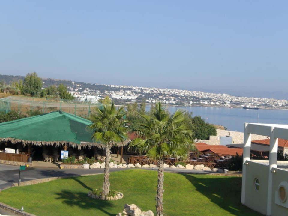 Blick über Gartenanlage auf Rhodos-Stadt  Hotel Kalithea Horizon Royal