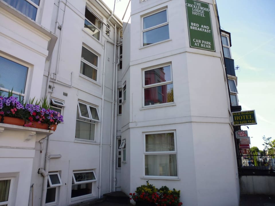 Outside of the hotel Cricklewood Lodge  Hotel