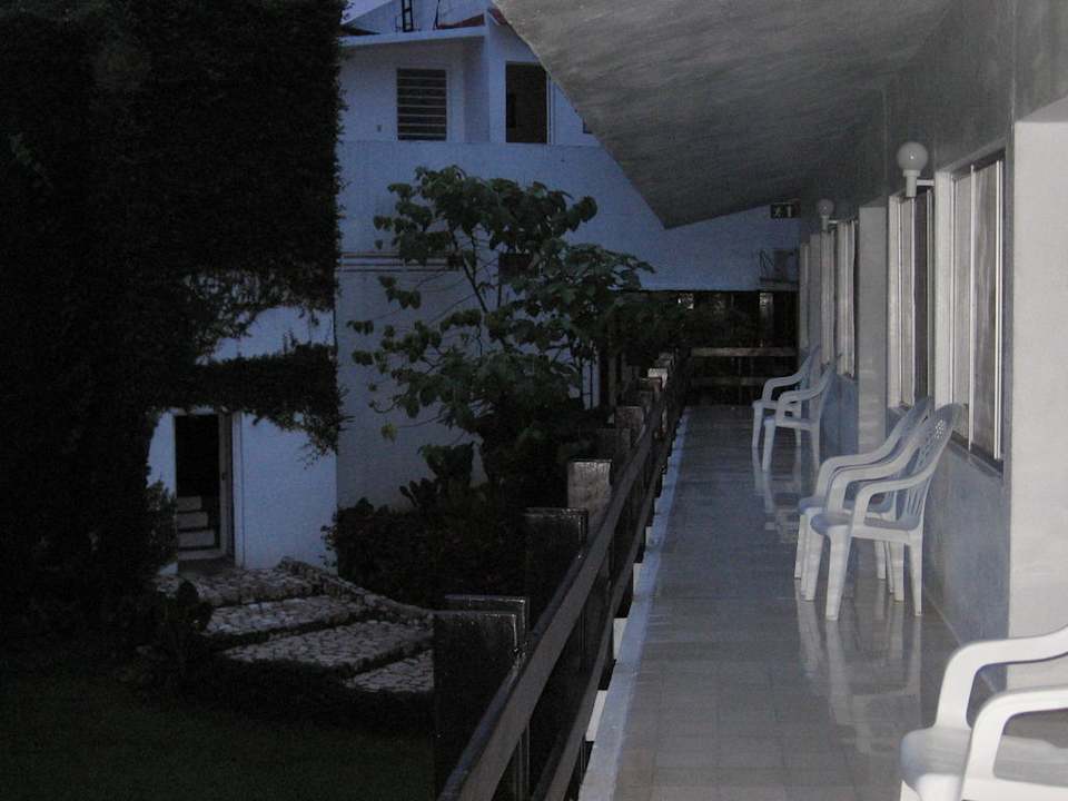 Außen liegender Flur zu den Zimmern Hotel Mision Palenque