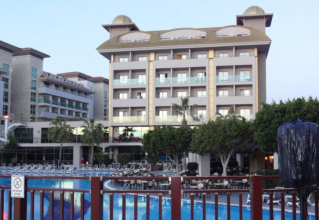 Von der Strasse gesehen Aydinbey Kings Palace & Spa