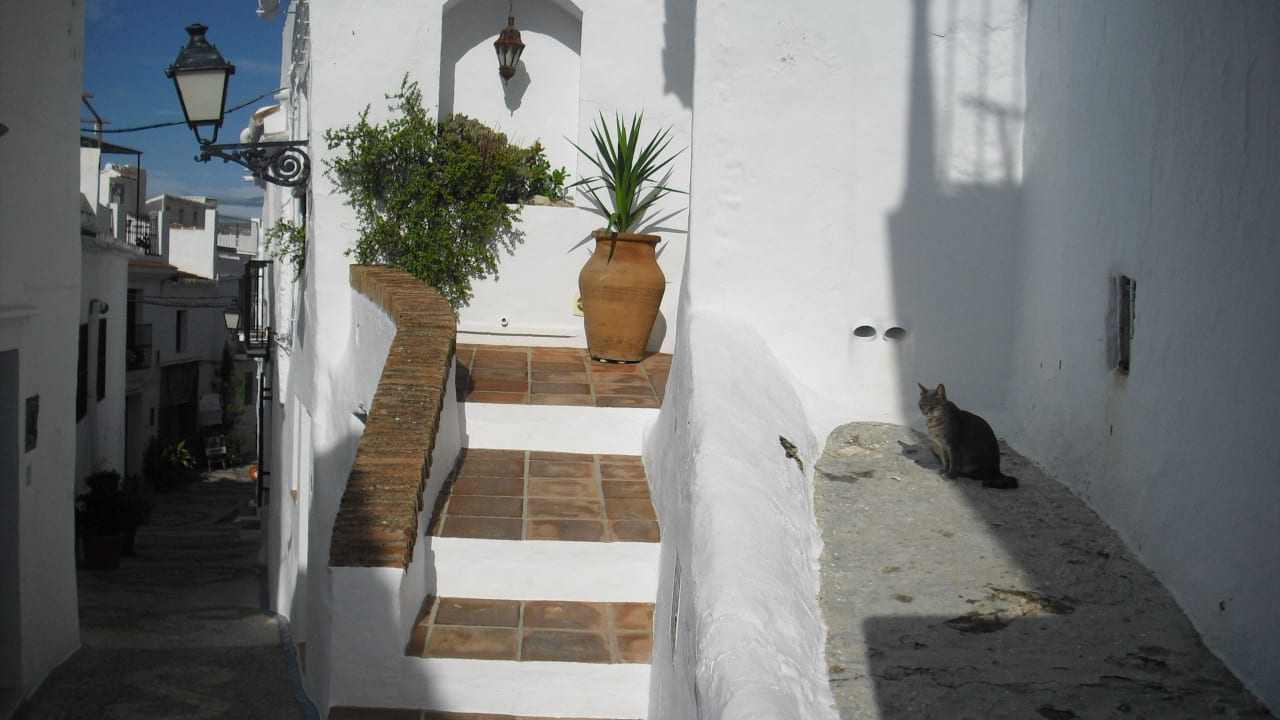 Gasse im weißen Bergdorf Frigiliana Iberostar Waves Málaga Playa