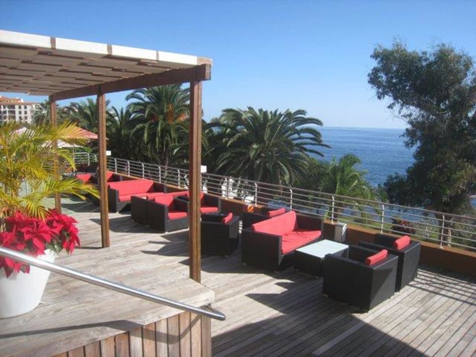 Schöne Terrasse mit bequemen Sitzmöbeln Pestana Promenade Ocean Resort Hotel
