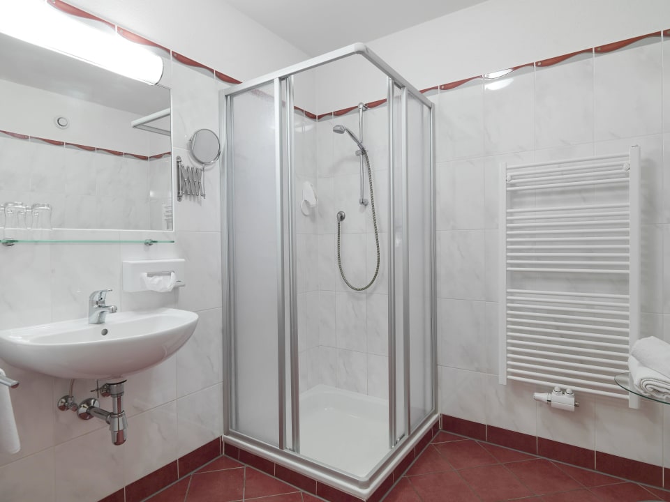 Badezimmer Dawin I + Pateriol I Posthotel Strengen am Arlberg