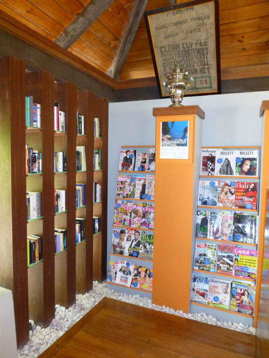 Internationale Leseecke in der Lobby LUX South Ari Atoll