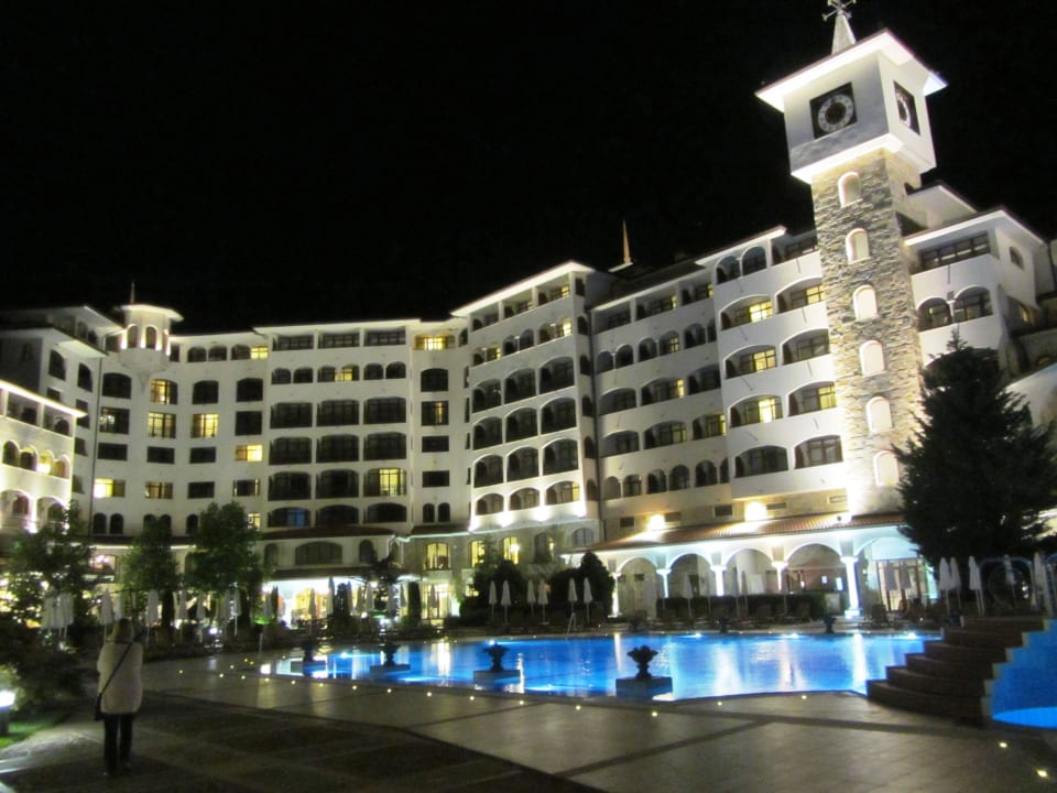 Das Hotel bei Nacht Helena Sands