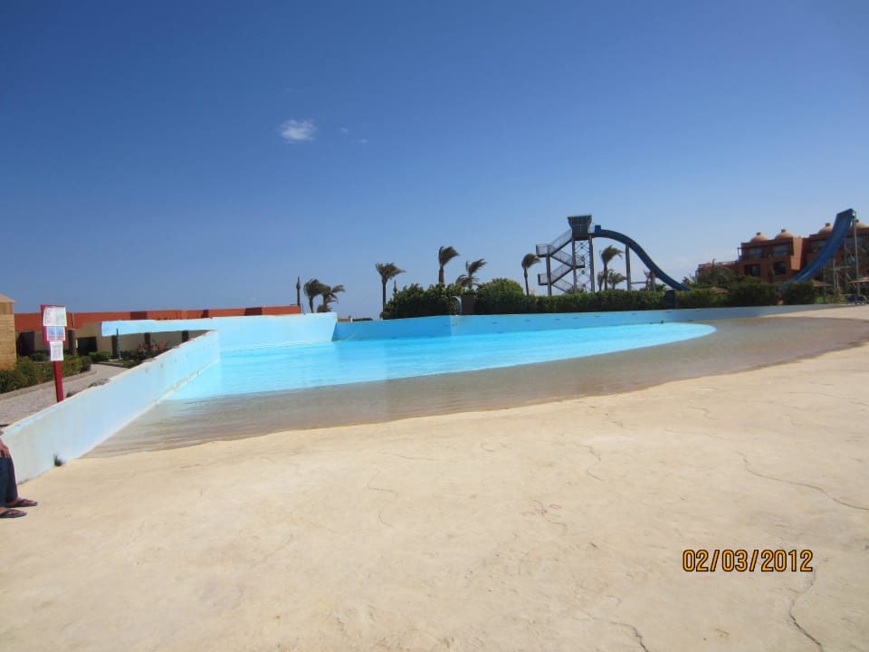 Basen ze sztuczną falą Titanic Beach Spa & Aqua Park