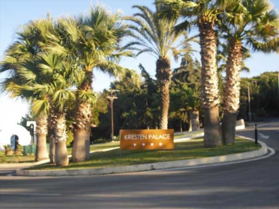 Zufahrt Kresten Palace Hotel