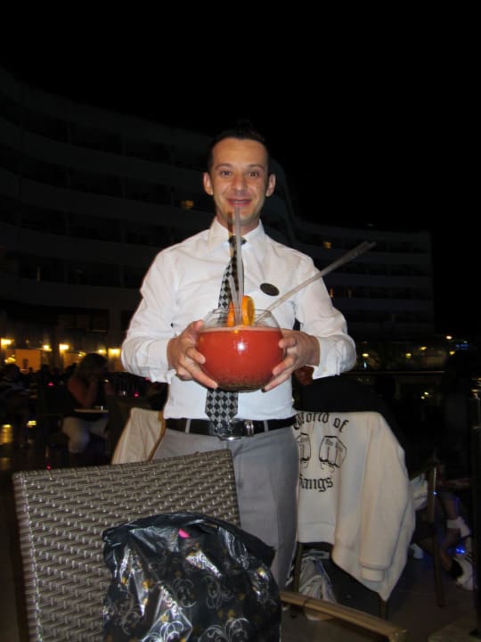 Cengiz mit dem Knallercocktail Alaiye Resort & Spa