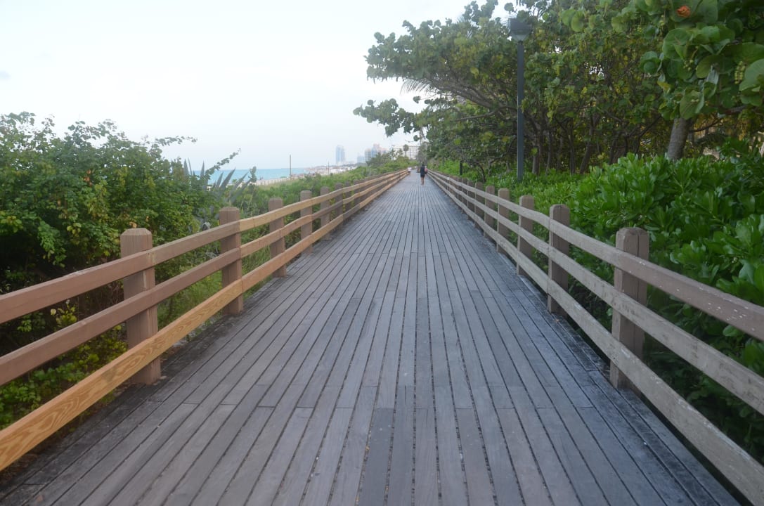 Beach walk zwischen Hotel und Strand Hotel Riu Plaza Miami Beach