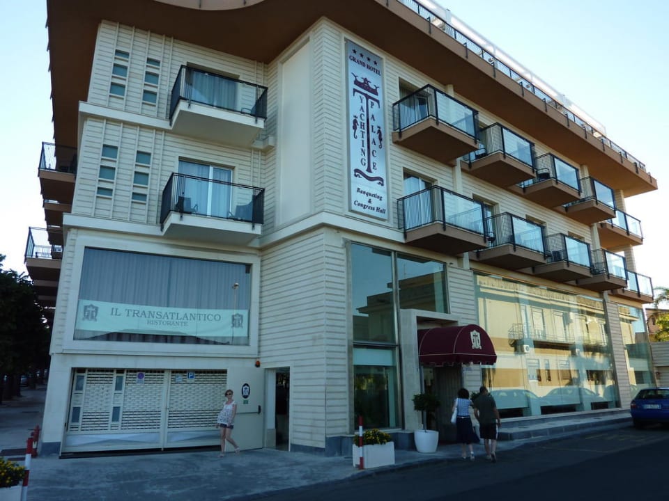 Widok z ulicy Grand Hotel Yachting Palace