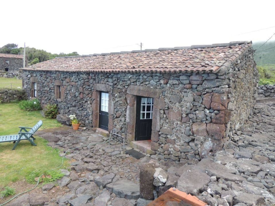 Haus von außen mit Grillrost und Liegebett Hotel Aldeia da Cuada