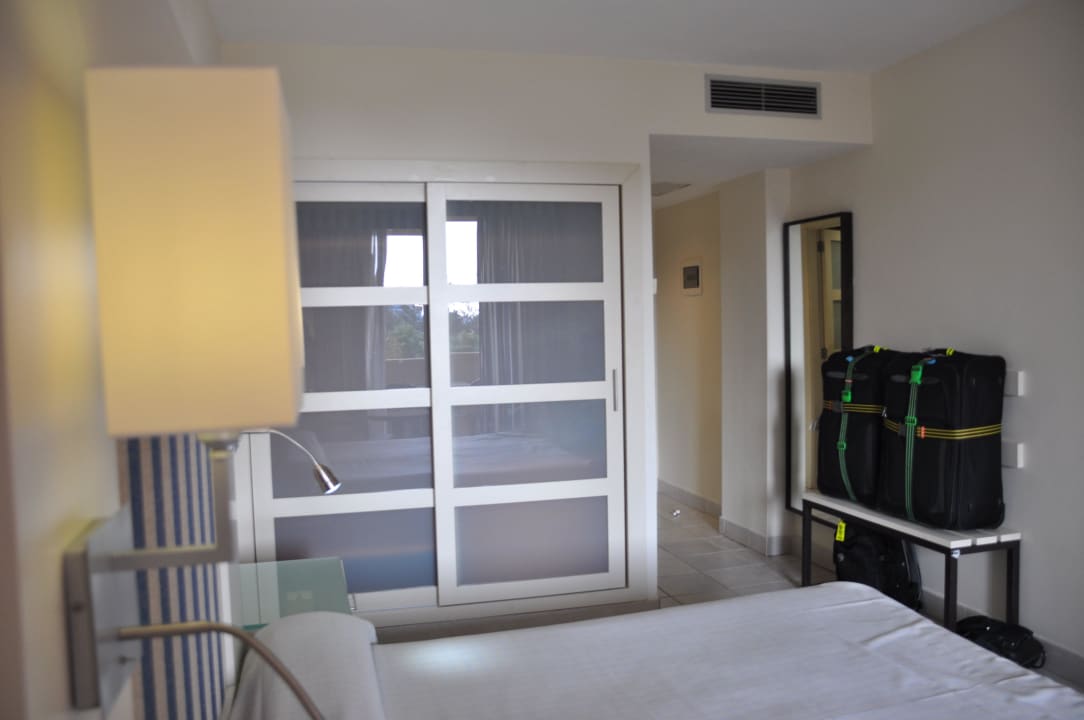 Schrankwand im Doppelzimmer Hotel H10 Tindaya