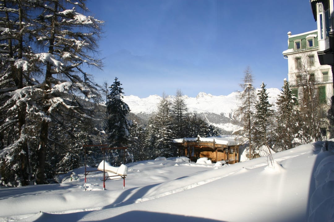 Aussenansicht vom Park aus Hotel Saratz