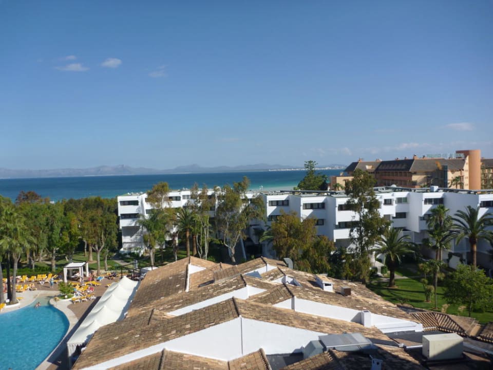 Blick vom Haupthaus auf Gebäude im Garten Iberostar Waves Ciudad Blanca