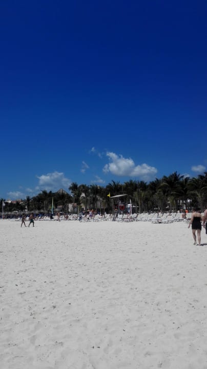 Ausblick vom Meer zu den Liegen Hotel Riu Playacar