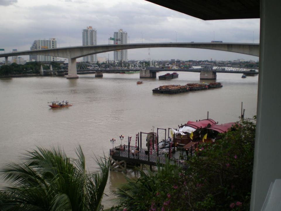 Blick vom Balkon auf den Fluss Anantara Riverside Bangkok Resort