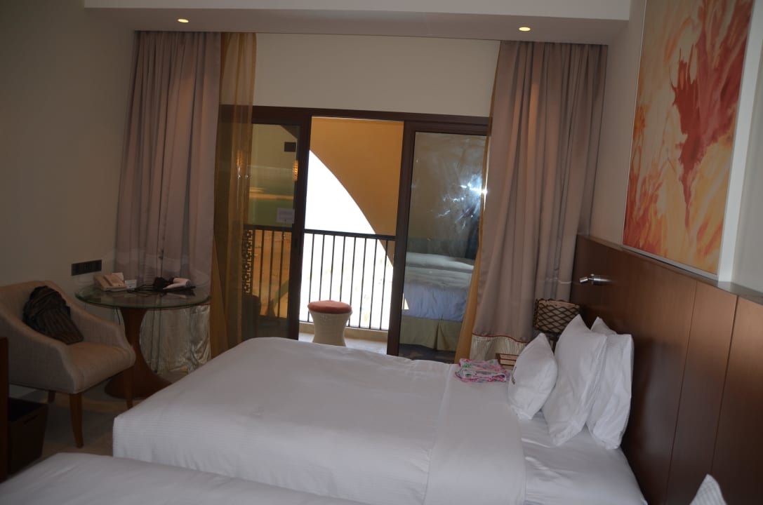 Betten und Balkon DoubleTree by Hilton Resort & Spa Marjan Island