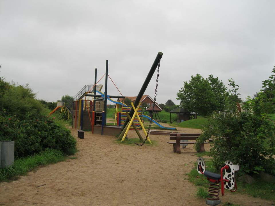 Spielplatz neben dem Dschungelland Ferienwohnungen Ferienpark Weissenhäuser Strand