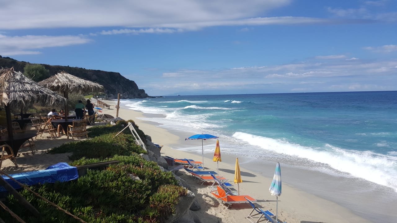 Hausstrand mit Liegen Hotel Residence Santa Monica