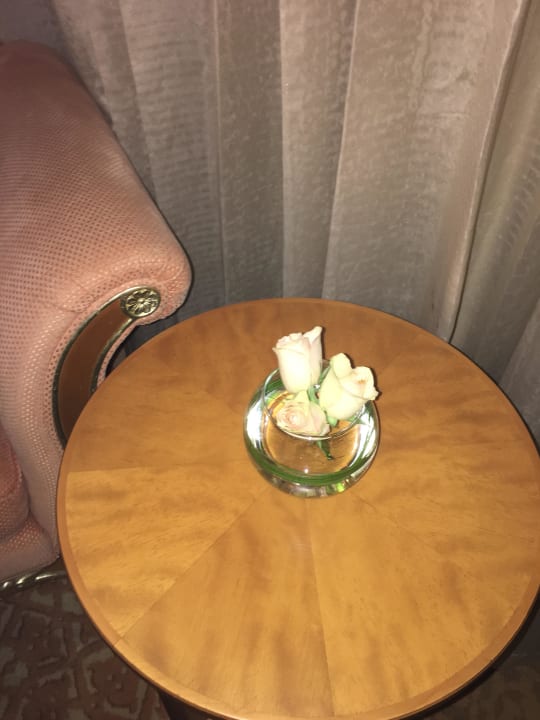 Kleine Dekoration mit frischen Blumen Emirates Palace Mandarin Oriental