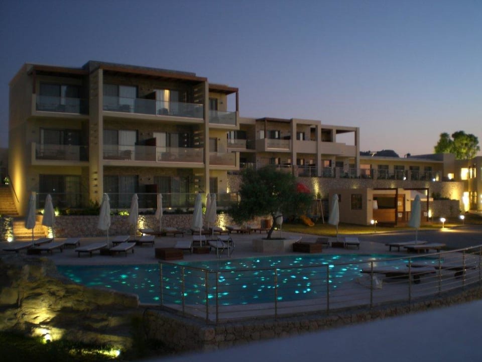 Außenanlage am Abend SENTIDO Port Royal Villas & Spa