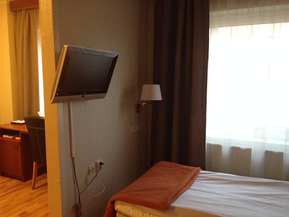 TV über dem Bett Ta Inn Hotel